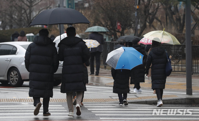 연휴 마지막날 곳곳 빗방울…기온은 높아 포근