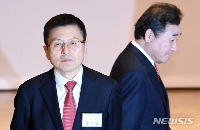 [서울=뉴시스]장세영 기자 = 이낙연 국무총리가 6일 서울 여의도 중소기업중앙회에서 열린 2020년 중소기업인 신년인사회에 참석, 황교안 자유한국당 대표 뒤를 지나고 있다. 2020.01.06.&nbsp; photo@newsis.com