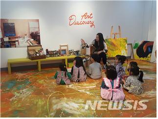 [울산=뉴시스] 울산문화예술회관은 시민들의 참여와 관심도를 높이기 위해 예술성과 대중성에 중점을 둔 '2020년 기획전시 추진계획'을 확정했다고 7일 밝혔다. 사진은 지난해 기획전시 모습. 2020.01.07. (사진=울산시 제공)photo@newsis.com 