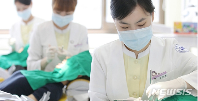 [영동=뉴시스]유원대학교 치위생학과 실습 모습.(사진=유원대 제공) photo@newsis.com