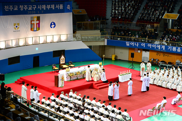 [청주=뉴시스]인진연 기자 = 7일 충북 청주체육관에서 열린 2020년 천주교 청주교구 사제·부제 서품식에서 장봉훈 가브리엘 주교가 수품자에게 순명서약을 받고 있다. 2020.01.07 inphoto@newsis.com
