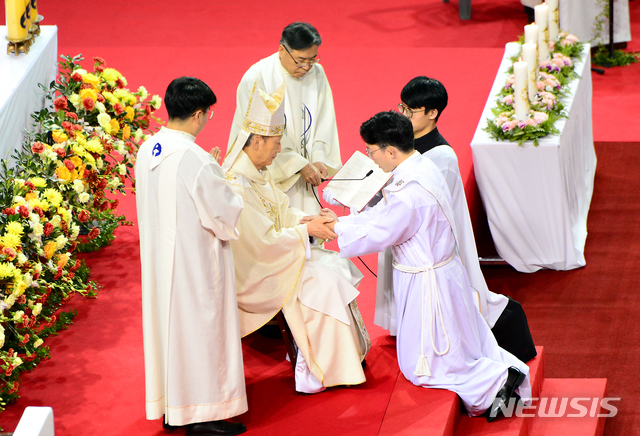 [청주=뉴시스]인진연 기자 = 7일 충북 청주체육관에서 열린 2020년 천주교 청주교구 사제·부제 서품식에서 장봉훈 가브리엘 주교가 수품자에게 순명서약을 받고 있다. 2020.01.07 inphoto@newsis.com