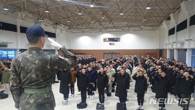 [증평=뉴시스] 김재광 기자 = 충북 증평군 육군 37보병사단(소장 고창준)은 7일 '2020년 충북지역 첫 신병 입영행사'를 열었다.(사진=37사단 제공)2020.01.07.photo@newsis.com