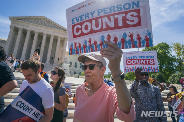 [워싱턴 = AP/뉴시스] 2020 인구조사의 시민권 보유여부 문항에 반대하는 시위대가 지난 해 4월 23일 이 문제를 심의하는 대법원 앞에서 항의시위를 벌이고 있다.&nbsp; 대법원은 이의 금지판결을 내렸지만 트럼프 행정부는 대통령 행정명령에 따라 국토안보부의 시민권 및 이민관련 데이터를 인구조사국에 제공하도록 명령해&nbsp; 또 다른 법적 논란을 불러일으켰다.