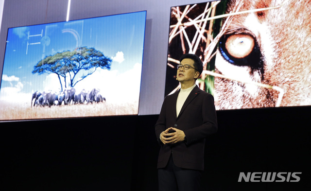 [라스베이거스=AP/뉴시스]박일평 LG전자 CTO(최고기술책임자) 사장이 6일(현지시간) 미 네바다주 라스베이거스 만달레이베이 호텔에서 CES2020에 앞서 열린 글로벌 기자회견에서 '인공지능 발전 단계'에 관해 발표하고 있다. 세계 최대 가전·IT 전시회 'CES 2020'은 7일 개막한다. 2020.01.07. 