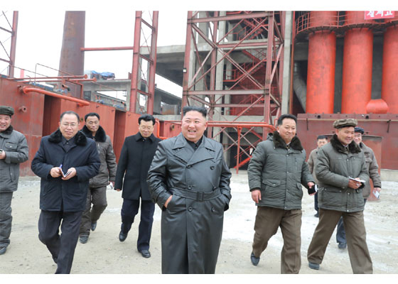 [서울=뉴시스]북한 노동신문은 "김정은 국무위원장이 순천린비료공장건설현장을 현지지도 했다"고 7일 보도했다. (사진=노동신문 캡처) 2020.01.07.&nbsp; photo@newsis.com 