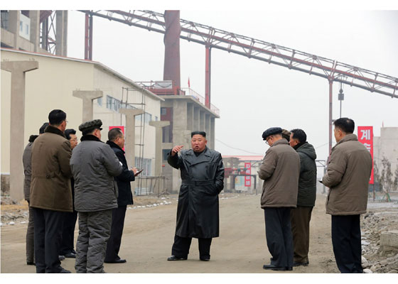 [서울=뉴시스]북한 노동신문은 "김정은 국무위원장이 순천린비료공장건설현장을 현지지도 했다"고 7일 보도했다. (사진=노동신문 캡처) 2020.01.07.&nbsp; photo@newsis.com 