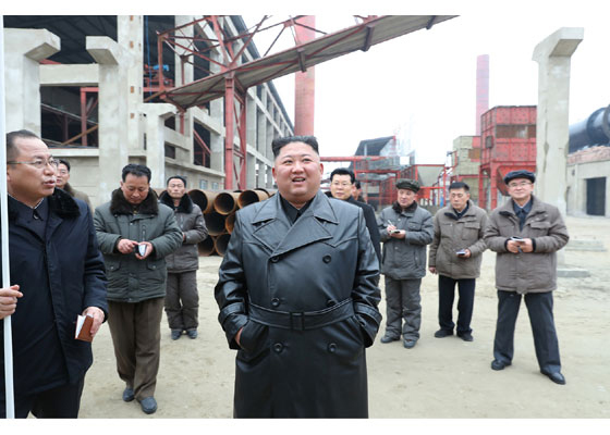 [서울=뉴시스]북한 노동신문은 "김정은 국무위원장이 순천린비료공장건설현장을 현지지도 했다"고 7일 보도했다. (사진=노동신문 캡처) 2020.01.07.&nbsp; photo@newsis.com 
