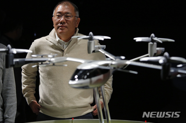 [라스베이거스=AP/뉴시스]정의선 현대차그룹 총괄 수석부회장이 6일(현지시간) 미 네바다주 라스베이거스에서 CES 2020에 앞서 열린 기자회견 중 개인용 비행체 에어택시 S-A1 콘셉트 모델을 공개하고 있다. 이날 정의선 부회장은 항공과 지상에서의 이동수단을 결합한 미래 모빌리티 사업의 비전을 제시했다. CES2020은 7일 개막한다. 2020.01.07.