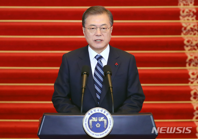 [서울=뉴시스]배훈식 기자 = 문재인 대통령이 7일 청와대 본관에서 올해 첫 국무회의에 앞서 신년사를 발표하고 있다. 2020.01.07.&nbsp; dahora83@newsis.com 