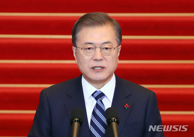 [서울=뉴시스]배훈식 기자 = 문재인 대통령이 7일 청와대 본관에서 올해 첫 국무회의에 앞서 신년사를 발표하고 있다. 2020.01.07.&nbsp; dahora83@newsis.com 