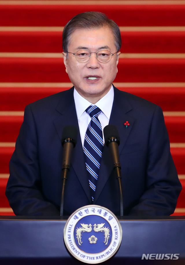 [서울=뉴시스]배훈식 기자 = 문재인 대통령이 7일 청와대 본관에서 올해 첫 국무회의에 앞서 신년사를 발표하고 있다. 2020.01.07.&nbsp; dahora83@newsis.com