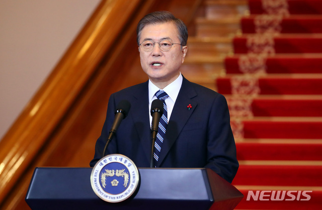 [서울=뉴시스]배훈식 기자 = 문재인 대통령이 7일 청와대 본관에서 올해 첫 국무회의에 앞서 신년사를 발표하고 있다. 2020.01.07.&nbsp; dahora83@newsis.com