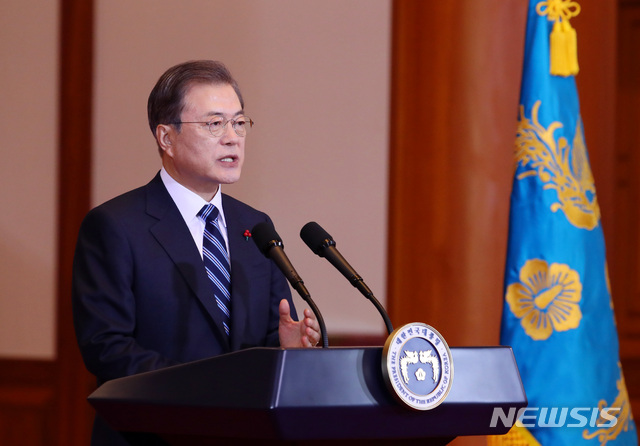 [서울=뉴시스]배훈식 기자 = 문재인 대통령이 7일 청와대 본관에서 올해 첫 국무회의에 앞서 신년사를 발표하고 있다. 2020.01.07.&nbsp; dahora83@newsis.com
