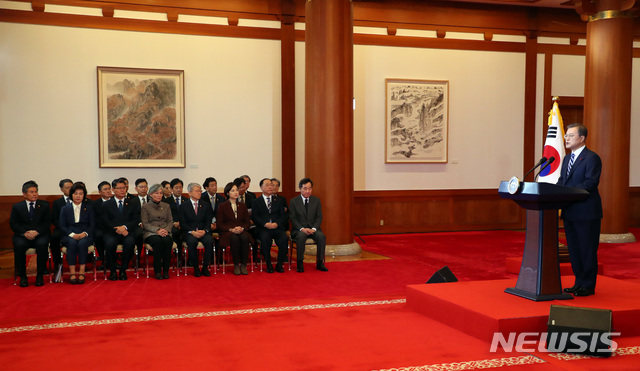 [서울=뉴시스]배훈식 기자 = 문재인 대통령이 7일 청와대 본관에서 올해 첫 국무회의에 앞서 신년사를 발표 하고 잇다. 2020.01.07.&nbsp; dahora83@newsis.com 