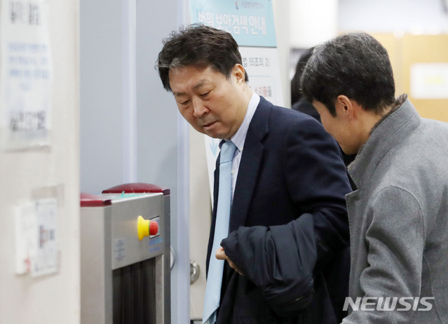 [서울=뉴시스]박미소 기자 = 인체에 유독한 원료 물질을 사용한 가습기 살균제를 판매하는 데 관여한 혐의를 받고 있는 안용찬 전 애경산업 대표가 지난해 1월 서울 서초구 서울중앙지방법원에서 열린 17차 공판에 출석하기 위해 법원으로 들어서고 있다.2020.01.07. misocamera@newsis.com