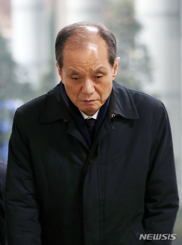 [서울=뉴시스]박미소 기자 = 인체에 유독한 원료 물질을 사용한 가습기 살균제를 제조·판매하는 데 관여한 혐의를 받고 있는 홍지호 전 SK케미칼 대표이사가 지난해 1월 서울 서초구 서울중앙지방법원에서 열린 17차 공판에 출석하기 위해 법원으로 들어서고 있다.2020.01.07.&nbsp; misocamera@newsis.com