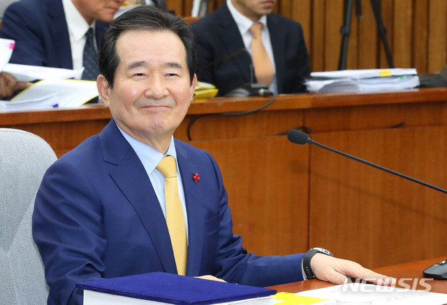 [서울=뉴시스] 장세영 기자 = 정세균 국무총리 후보자가 7일 서울 여의도 국회에서 열린 정무위원회의 국무총리(정세균) 임명동의에 관한 인사청문특별위원회에 참석해 청문회를 준비하며 미소를 보이고 있다. 2019.01.07.&nbsp;&nbsp; photothink@newsis.com 