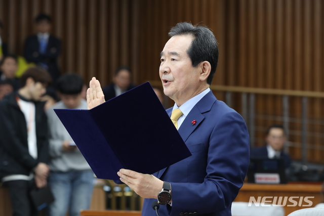 [서울=뉴시스] 고승민 기자 = 정세균 국무총리 후보자가 7일 서울 여의도 국회에서 열린 정무위원회의 국무총리(정세균) 임명동의에 관한 인사청문특별위원회에서 선서를 하고 있다. 2019.01.07.&nbsp;&nbsp; kkssmm99@newsis.com 