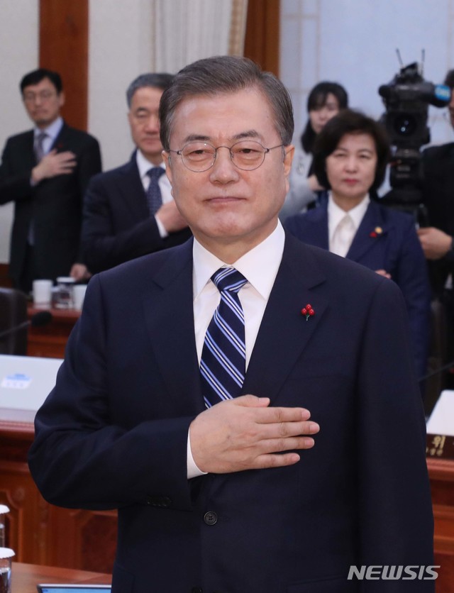[서울=뉴시스]배훈식 기자 = 문재인 대통령이 7일 청와대 본관에서 열린 국무회의에 참석해 국민의례를 하고 있다. 뒤쪽은 추미애 법무부 장관. 2020.01.07.&nbsp; dahora83@newsis.com 