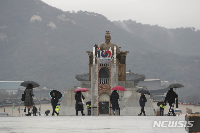 [서울=뉴시스] 박민석 기자 = 서울 지역에 비가 내린 7일 오전 서울 종로구 광화문광장에서 우산을 쓴 시민들이 걷고 있다. 2020.01.07. mspark@newsis.com 