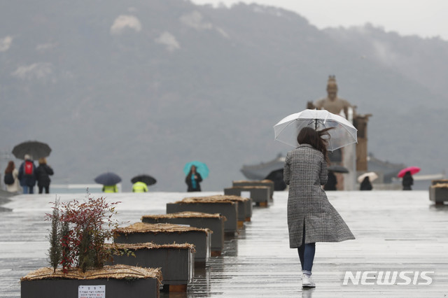 [서울=뉴시스] 박민석 기자 = 서울 지역에 비가 내린 7일 오전 서울 종로구 광화문광장에서 우산을 쓴 시민들이 걷고 있다. 2020.01.07.mspark@newsis.com