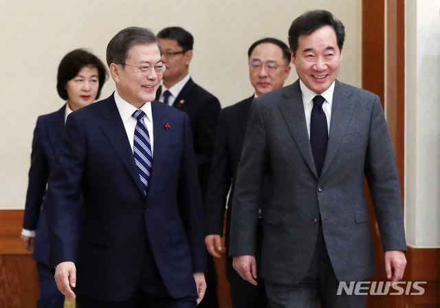 [서울=뉴시스]배훈식 기자 = 문재인 대통령과 이낙연 국무총리가 7일 청와대 본관에서 열린 국무회의에 참석하고 있다. 2020.01.07.&nbsp; dahora83@newsis.com 