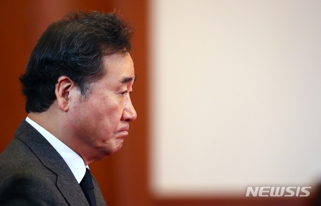 [서울=뉴시스]배훈식 기자 = 이낙연 국무총리가 7일 청와대 본관에서 문재인 대통령의 신년사를 들으며 생각에 잠겨 있다. 2020.01.07.&nbsp; dahora83@newsis.com