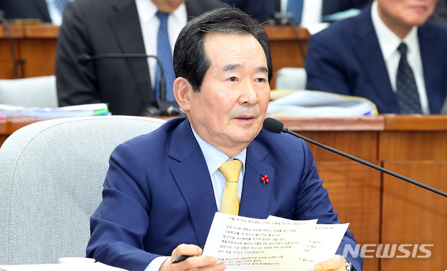 [서울=뉴시스] 이종철 기자 = 정세균 국무총리 후보자가 7일 오전 서울 여의도 국회에서 열린 정무위원회의 국무총리 임명동의에 관한 인사청문특별위원회에서 답변을 하고 있다. 2020.01.07. jc4321@newsis.com