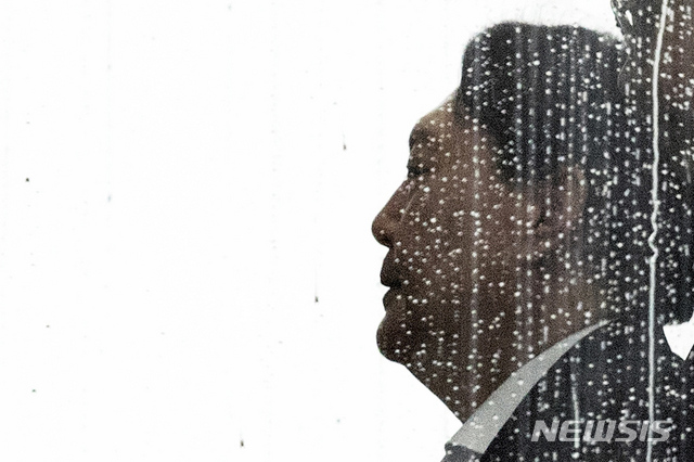 [서울=뉴시스]이윤청 기자 = 윤석열 검찰총장이 7일 오전 서울 서초구 대검찰청에서 구내식당으로 이동하고 있다. 7일 법조계에 따르면 추미애 법무부 장관은 이르면 이번 주 내 검찰인사위원회를 열고 검사장급 이상 고위 간부 인사를 단행할 것으로 예상된다. 2020.01.07.&nbsp; radiohead@newsis.com