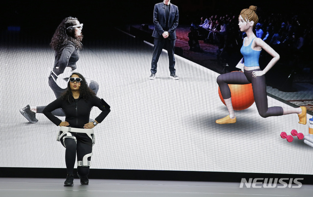 [라스베이거스=AP/뉴시스]6일(현지시간) CES 2020 개막을 하루 앞두고 미 네바다주 라스베이거스 베네치안 호텔에서 열린 CES 기조연설에서 한 여성이 웨어러블 보행 보조 로봇 ‘젬스(GEMS: Gait Enhancing & Motivating System)’와 ‘AR 글래스’를 시연하고 있다. GEMS는 가상의 개인 트레이너에게 피트니스를 받으며 실시간으로 자세 교정을 받고, 운동 결과는 모바일 기기를 통해 피드백 받는다. 세계 최대 가전·IT 전시회 'CES 2020'은 7일 개막한다. 2020.01.07.