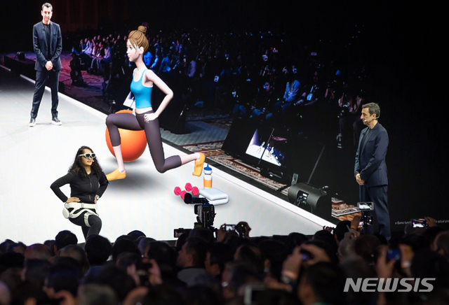 [서울=뉴시스]찬드니 카브라 디자이너와 페데리코 카살레뇨 삼성 북미 디자인혁신센터장이 6일(현지시각) 미국 라스베이거스에서 열린 CES 2020 기조연설에서 젬스를 시연하고 있다. (사진=삼성전자 제공) 2020.01.07. photo@newsis.com