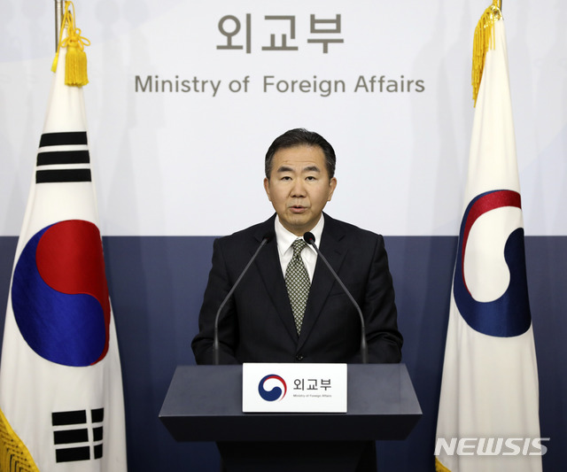 [서울=뉴시스] 고범준 기자 = 김인철 외교부 대변인이 7일 오후 서울 종로구 외교부 브리핑룸에서 정례브리핑을 하고 있다. 2020.01.07.&nbsp; bjko@newsis.com