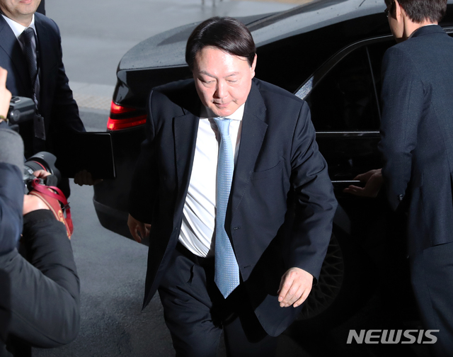 [과천=뉴시스]이윤청 기자 = 윤석열 검찰총장이 추미애 법무부 장관과의 회동을 위해 7일 오후 경기 과천시 법무부 청사로 들어서고 있다. 2020.01.07.&nbsp; radiohead@newsis.com 