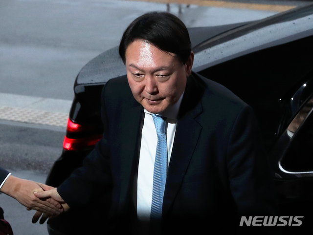 [과천=뉴시스]이윤청 기자 = 윤석열 검찰총장이 추미애 법무부 장관과의 회동을 위해 7일 오후 경기 과천시 법무부 청사로 들어서고 있다. 2020.01.07.&nbsp; radiohead@newsis.com 