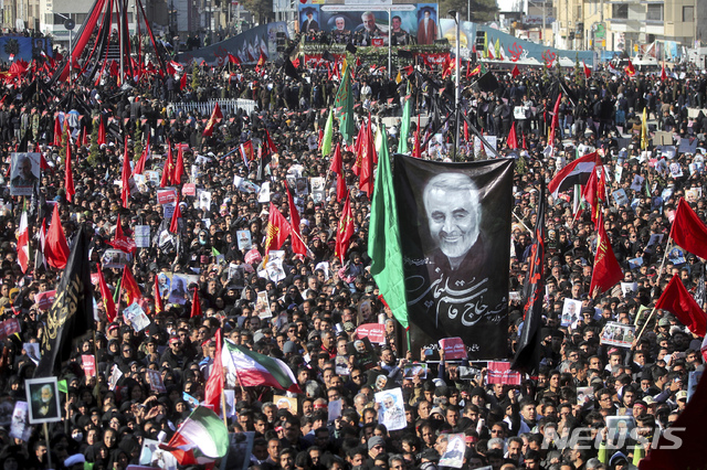 [케르만=AP/뉴시스] 미국의 폭격에 사망한 이란 최정예 쿠드스군 사령관 거셈 솔레이마니 장례식이 7일(현지시간) 고인의 고향 케르만에서 열리고 있다. 2020.01.08.