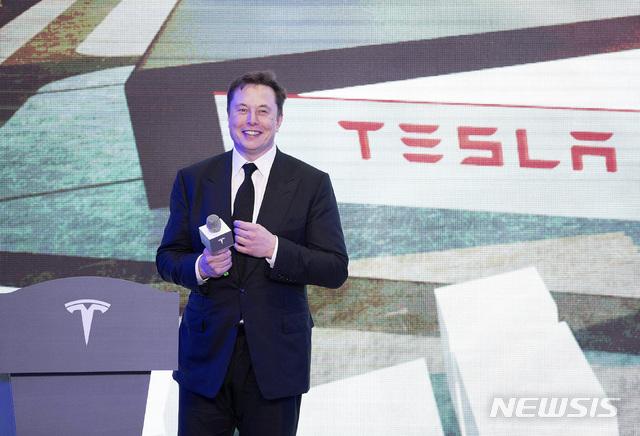 [상하이=AP/뉴시스]2020년 1월 중국 상하이 테슬라 공장에서 생산된 모델3의 첫 인도를 기념하는 행사에서 일론 머스크 테슬라 최고경영자(CEO)가 웃고 있는 모습. 2023.05.29.