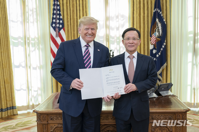 [서울=뉴시스] 이수혁 신임 주미대사는 1.6(현지시간) 백악관에서 트럼프 미국 대통령에게 신임장을 제정했다. (사진/주미대사관 제공) photo@newsis.com