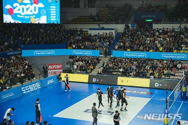 [천안=뉴시스]이종익 기자 = 충남 천안의 유관순체육관에서 열리는 배구경기 모습. 2020.010.08. (사진=천안시 제공)&nbsp; photo@newsis.com