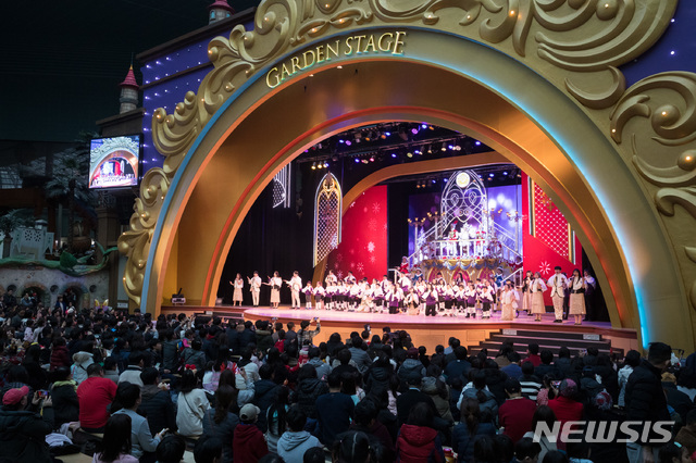 [서울=뉴시스]지난해 12월15일 롯데월드 어드벤처 내 '가든 스테이지'에서 열린 '드림 스테이지:천사들의 합창 시즌 3' 공연 