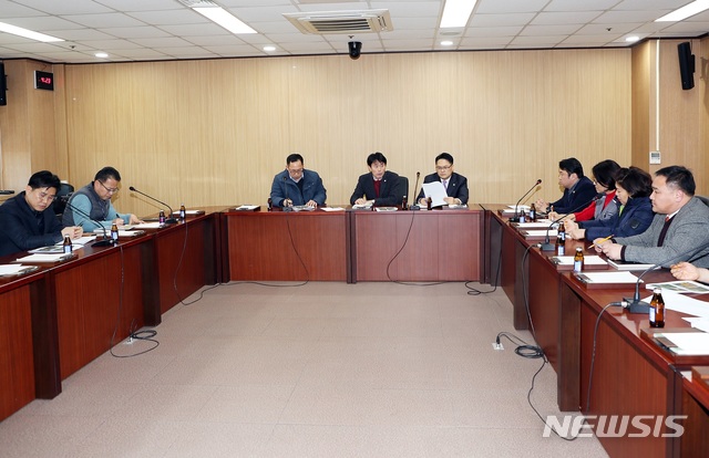 [울산=뉴시스] 박수지 기자 = 울산시 북구의회 백현조 부의장과 임채오 운영위원장, 울산시의회 손근호 의원이 8일 의회 다목적실에서 지난해 태풍 ‘미탁’으로 피해를 입은 양정힐스테이트 2차 아파트 입주민들과 간담회를 가졌다. 2020.01.08(사진=북구의회 제공)photo@newsis.com 