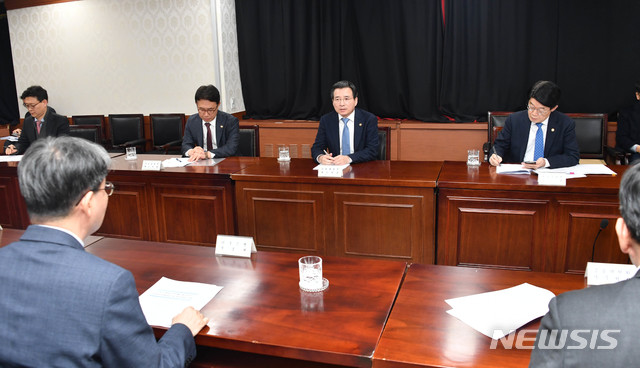 [세종=뉴시스]김용범 기획재정부 1차관이 8일 오후 정부서울청사에서 중동 관련 관계 부처 합동대응반 회의를 주재하고 있다. 2020.01.08. (사진 = 기재부 제공) photo@newsis.com