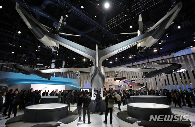 [라스베이거스=AP/뉴시스]세계 최대 가전·IT 전시회 'CES 2020'이 7일(현지시간) 미 네바다주 라스베이거스에서 개막한 가운데 현대차 전시관에 실물 크기의 항공 택시 S-A1이 전시돼 있다. 2020.01.08.