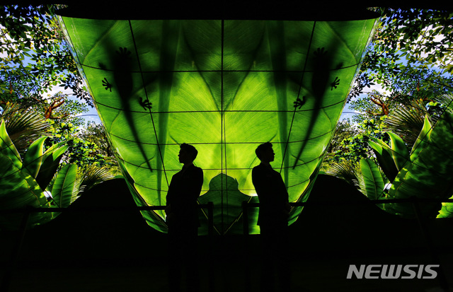 [라스베이거스=AP/뉴시스]세계 최대 가전·IT 전시회 'CES 2020'이 7일(현지시간) 미 네바다주 라스베이거스에서 개막한 가운데 LG전자 전시관의 초대형 롤러블 올레드 스크린에 보안근무자의 모습이 비치고 있다. 2020.01.08.