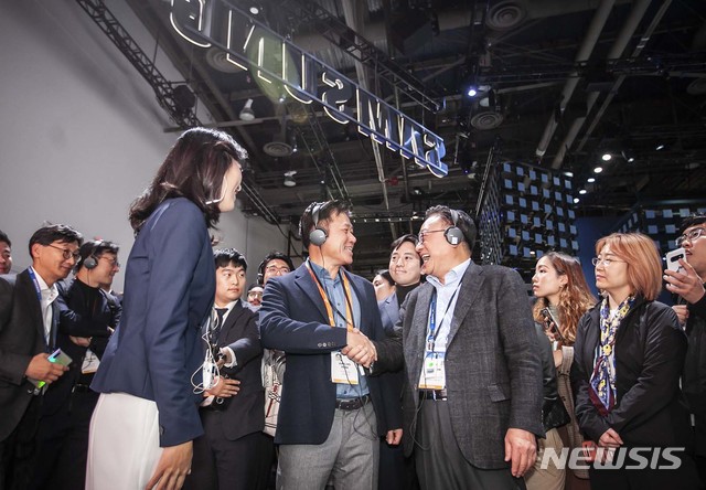 [서울=뉴시스]박정호 SK텔레콤 사장과 고동진 삼성전자 사장이 7일(현지시간) 미국 라스베이거스 컨벤션센터 내 삼성전자 부스에서 악수를 하고 있다. (사진=SK텔레콤 제공) 2020.01.08.&nbsp; photo@newsis.com