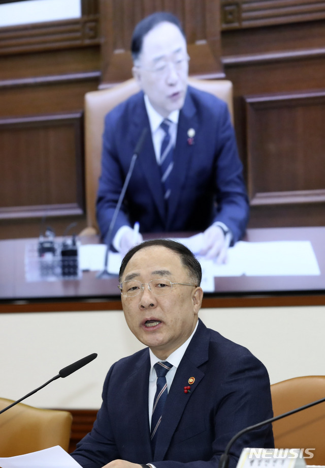 [서울=뉴시스] 고범준 기자 = 홍남기 경제부총리 겸 기획재정부 장관이 8일 오전 서울 종로구 정부서울청사에서 열린 경제활력대책회의에서 발언을 하고 있다. 2020.01.08.&nbsp; bjko@newsis.com