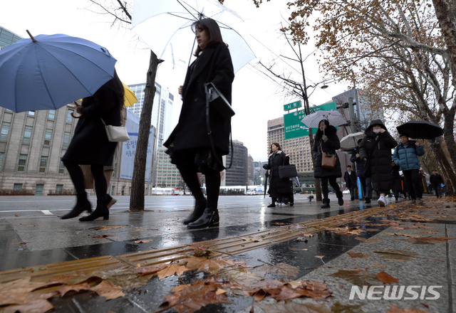 [서울=뉴시스]이윤청 기자 = 약한 비가 내리는 8일 오전 서울 시청역 인근에서 시민들이 우산을 쓰고 걷고 있다. 2020.01.08. radiohead@newsis.com