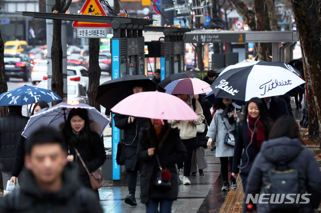 [서울=뉴시스]이윤청 기자 = 약한 비가 내리는 지난 8일 오전 서울 시청역 인근에서 시민들이 우산을 쓰고 걷고 있다. 2020.01.08. radiohead@newsis.com