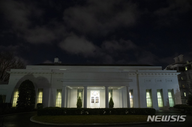 [워싱턴=AP/뉴시스]이란이 이라크 내 미군 주둔 공군기지에 지대지미사일 수십 기를 발사했다는 뉴스가 보도된 후 7일(현지시간) 백악관 웨스트윙의 모든 창문에 환하게 불이 켜져 있다. 이란 국영 TV는 이날 미사일 발사가 솔레이마니 사령관 살해에 대한 복수라고 말했다. 2020.01.08.