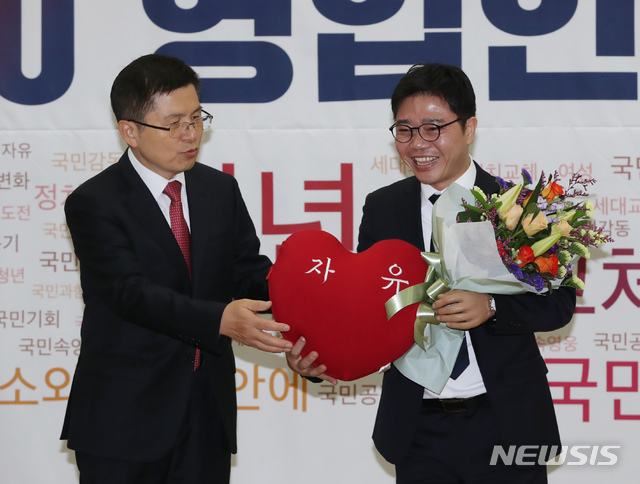[서울=뉴시스] 고승민 기자 = 탈북민 출신 인권운동가 지성호(오른쪽) 씨가 8일 서울 여의도 국회 의원회관에서 열린 2020 자유한국당 영입인사 환영식에서 황교안 대표에게 꽃다발과 '자유'라고 쓰여진 쿠션을 받고 있다. 2020.01.08.kkssmm99@newsis.com